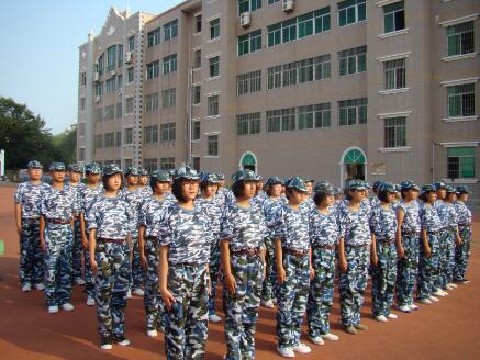 校園軍訓(xùn)-練軍姿